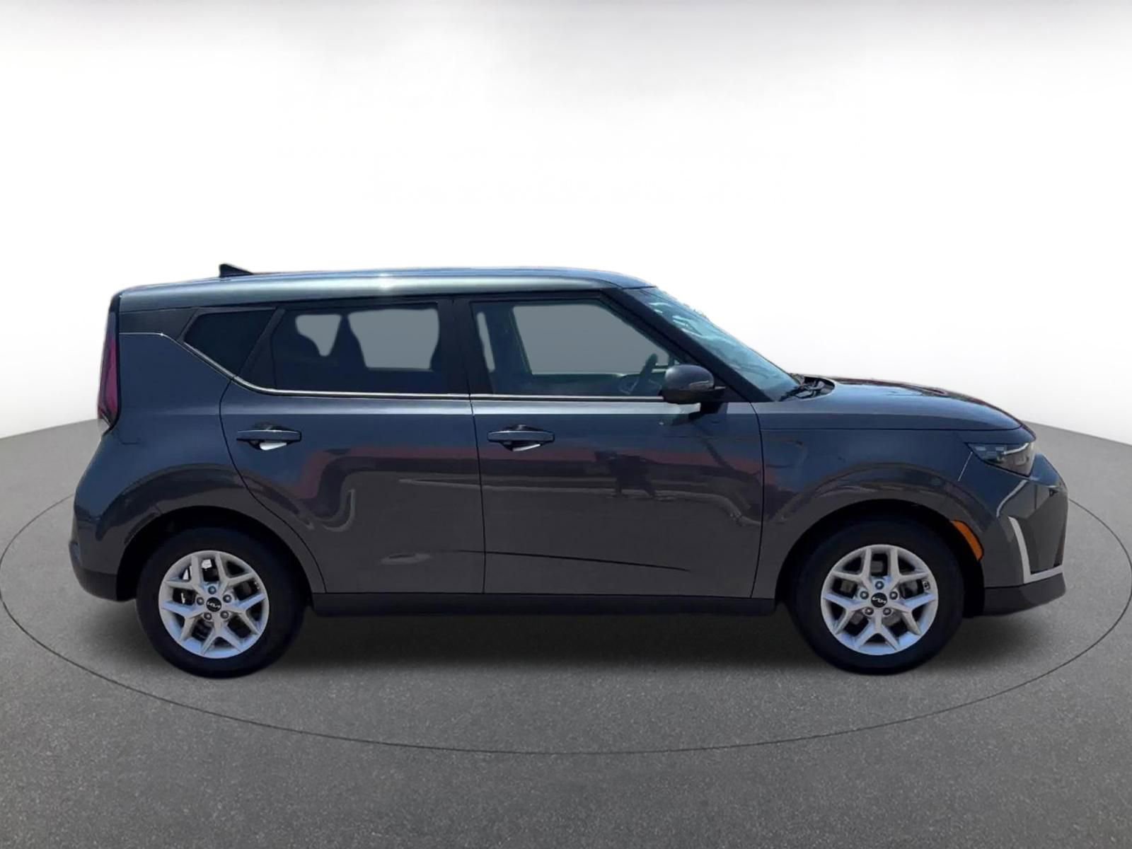 Used 2025 Kia Soul LX w/ LX Technology Package FWD image 16