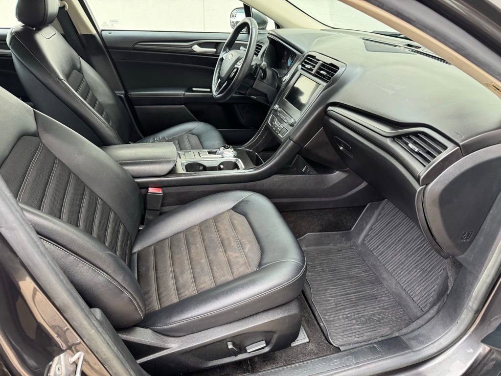 Used 2018 Ford Fusion SE w/ Equipment Group 201A FWD image 16