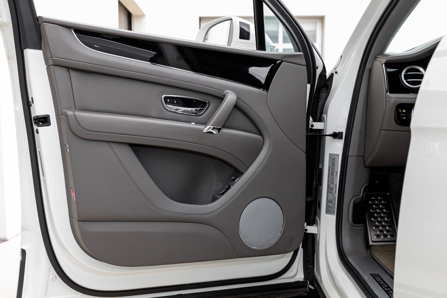 Used 2018 Bentley Bentayga Onyx Edition image 7