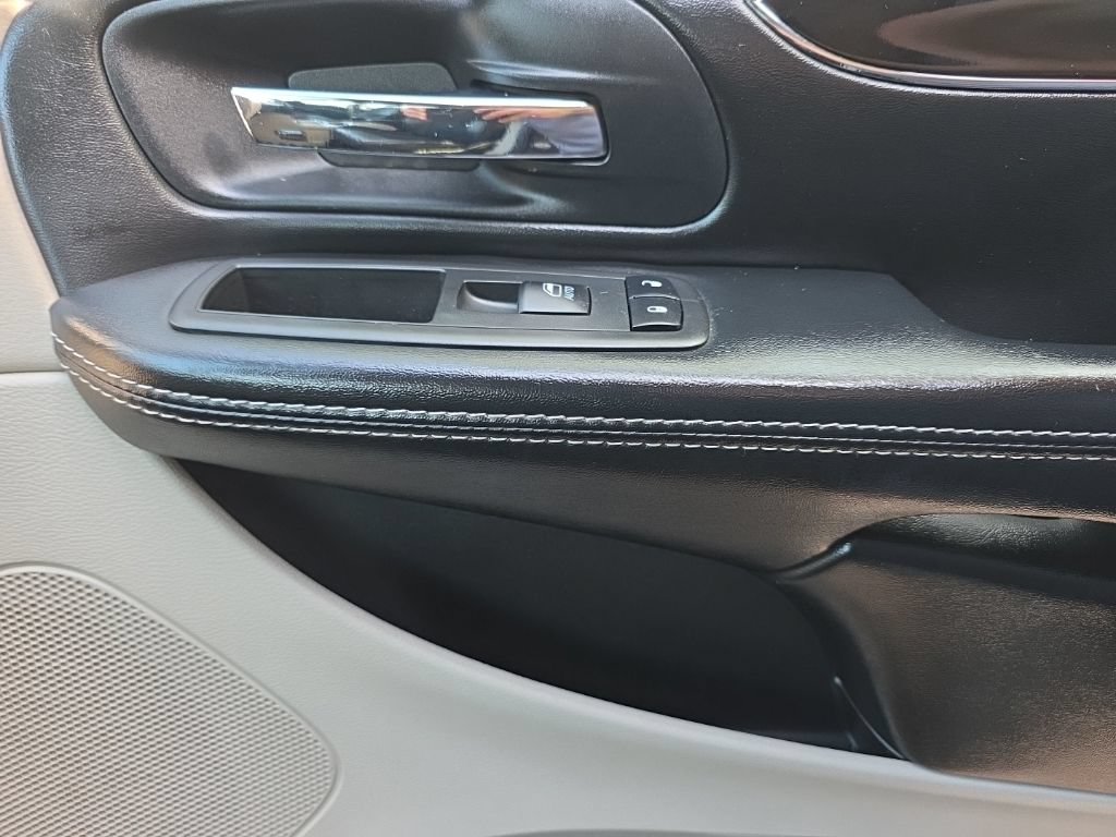 Used 2018 Dodge Grand Caravan SXT w/ Rear Park Assist Package FWD image 20