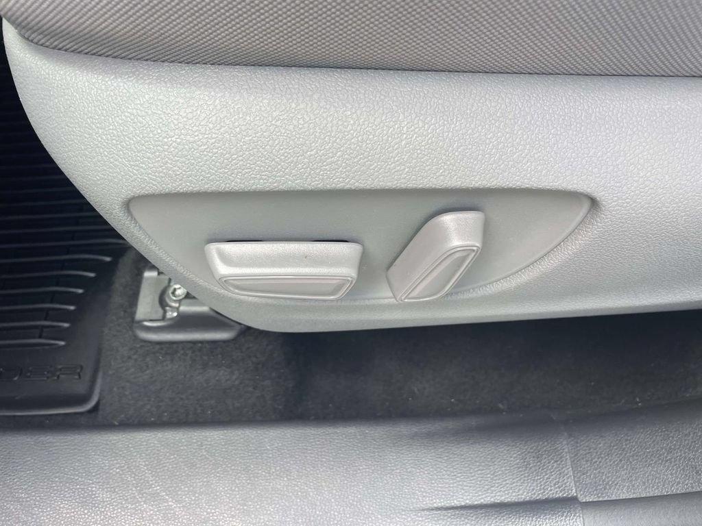 Used 2021 Toyota Highlander LE FWD image 16