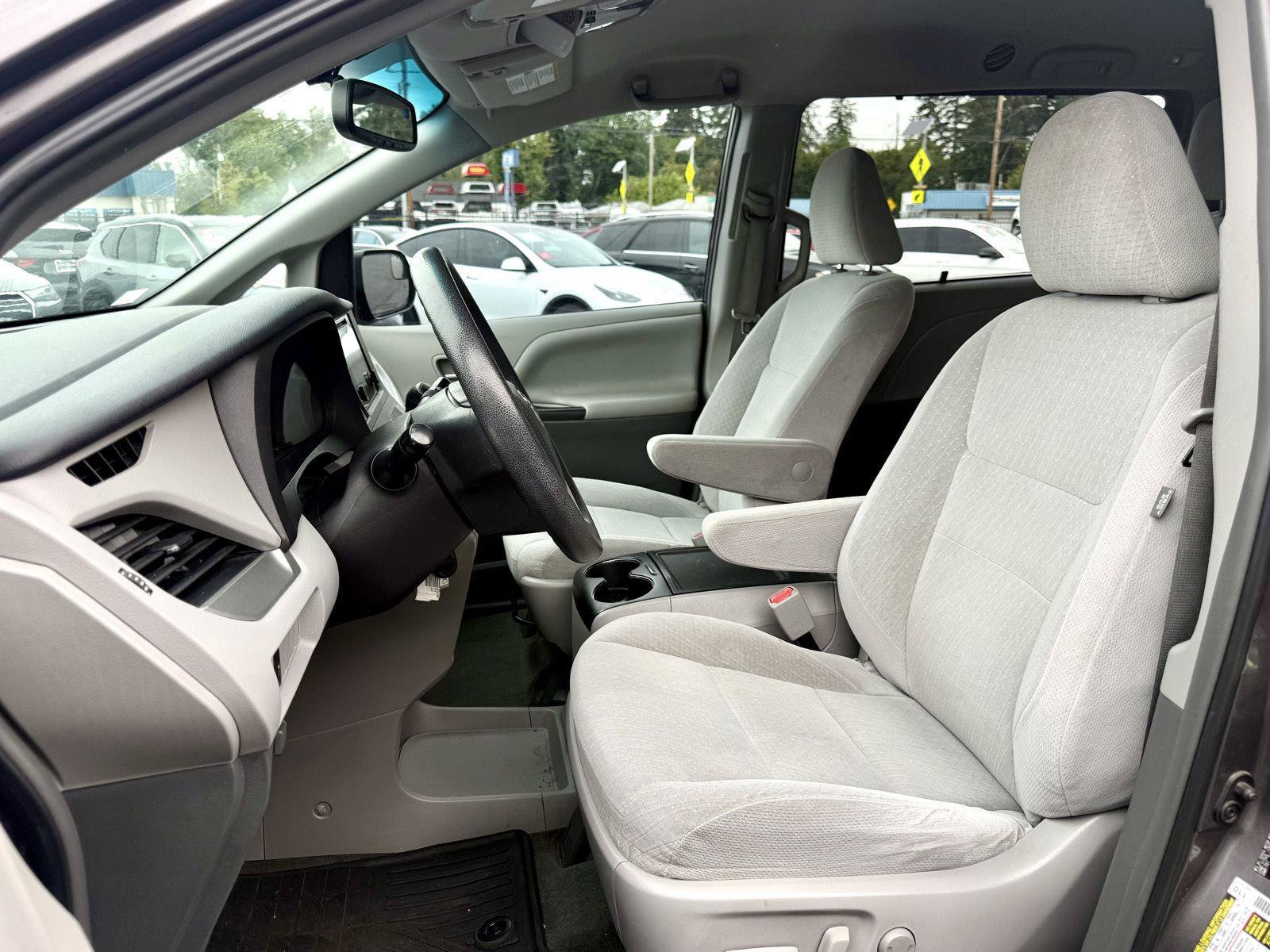 Used 2015 Toyota Sienna LE FWD image 13