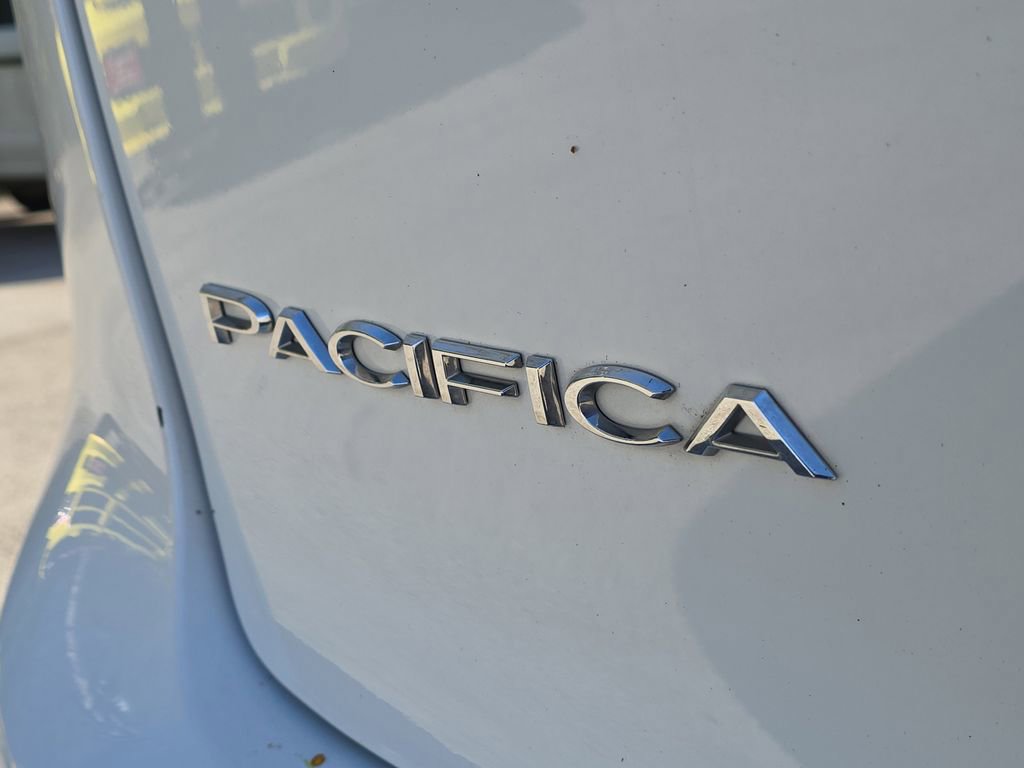 Used 2024 Chrysler Pacifica Touring-L FWD image 6
