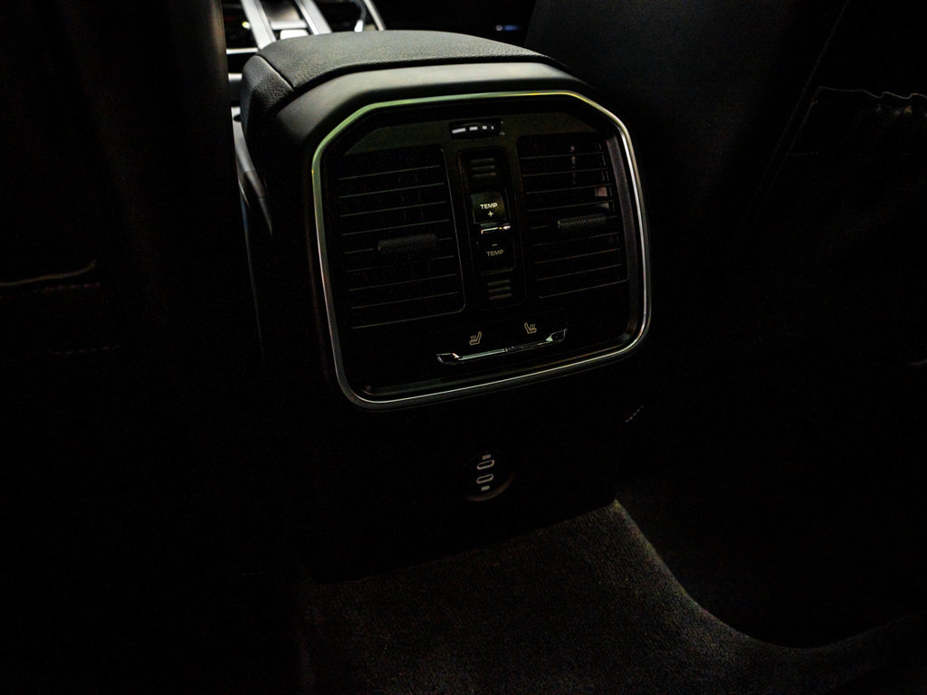 Used 2025 Porsche Macan AWD/4WD image 30