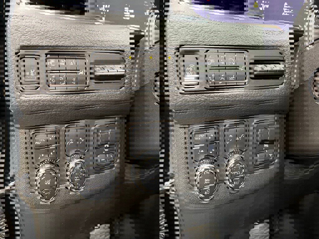 Used 2023 GMC Yukon XL Denali w/ Advanced Technology Package image 19