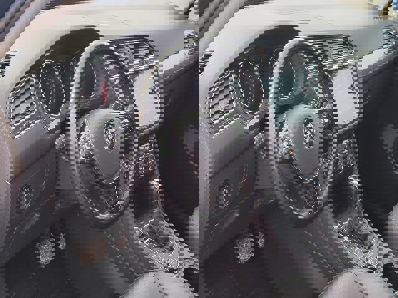 Used 2019 Volkswagen Tiguan SE w/ Panoramic Sunroof Package image 2