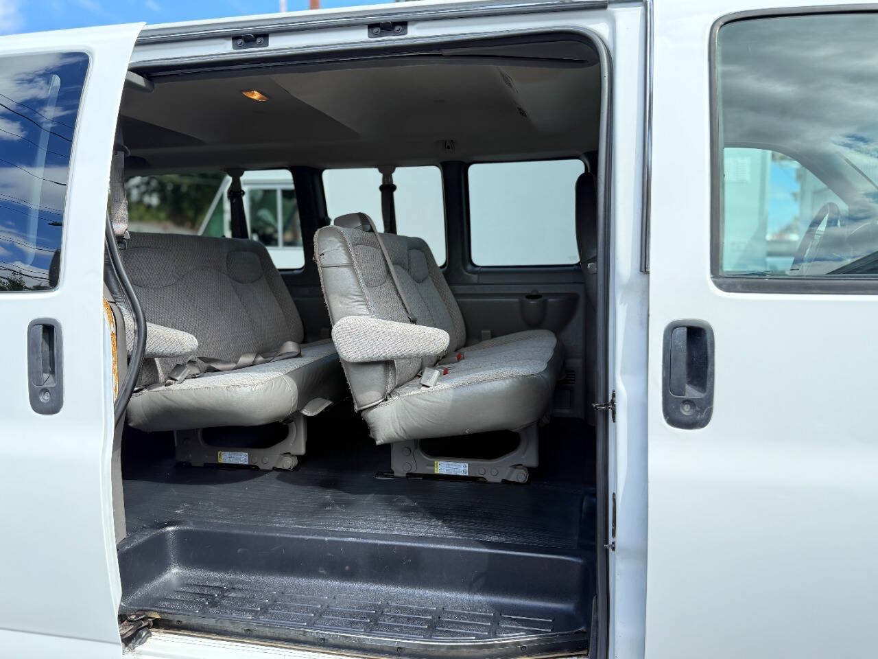 Used 2003 Chevrolet Express 3500 Extended Passenger RWD image 14