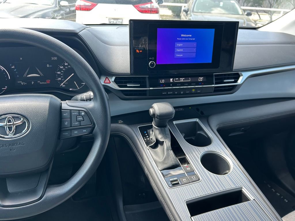 Used 2025 Toyota Sienna LE image 18