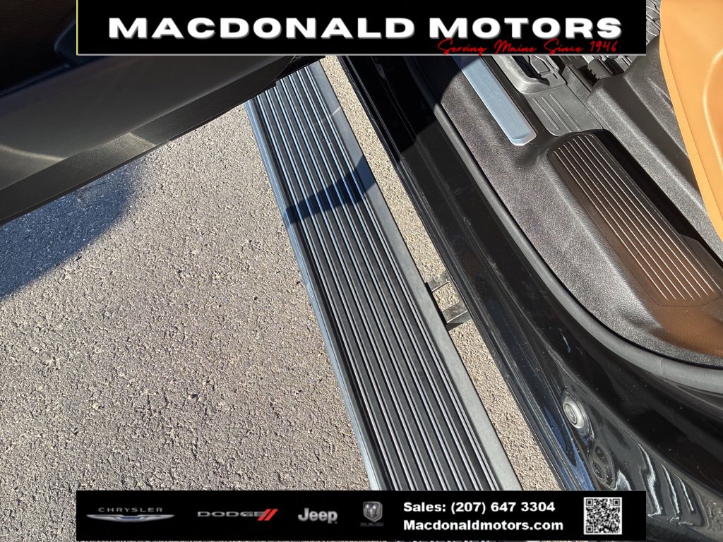 Used 2024 Jeep Grand Wagoneer Series III w/ HD Trailer Tow Package image 11