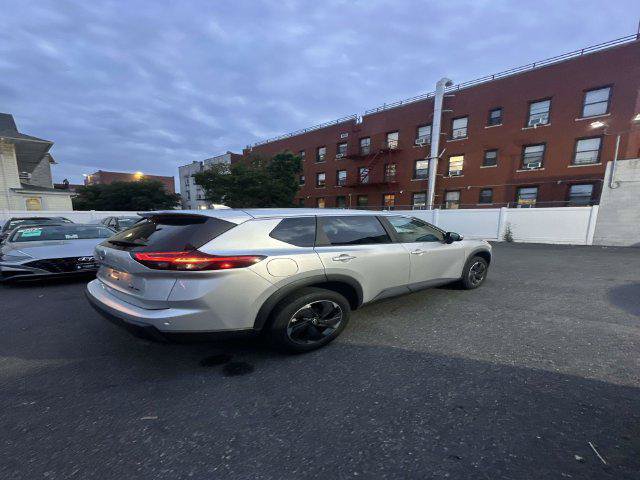 Used 2024 Nissan Rogue SV AWD/4WD image 12