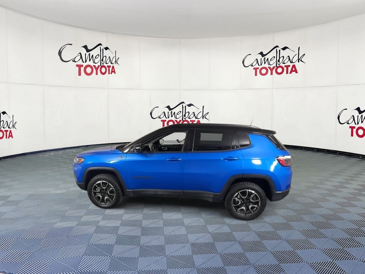 Used 2025 Jeep Compass Trailhawk AWD/4WD image 7