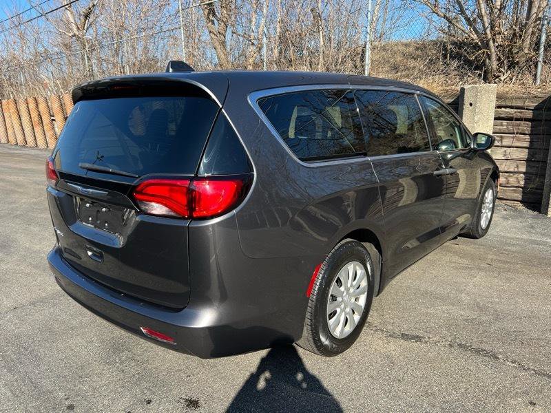 Used 2020 Chrysler Voyager L FWD image 32