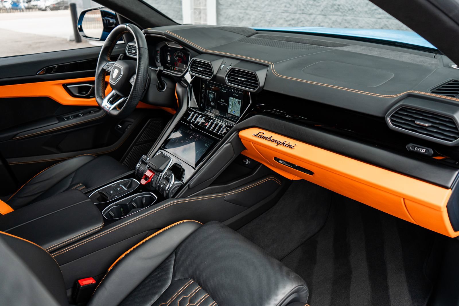 Used 2023 Lamborghini Urus S image 2