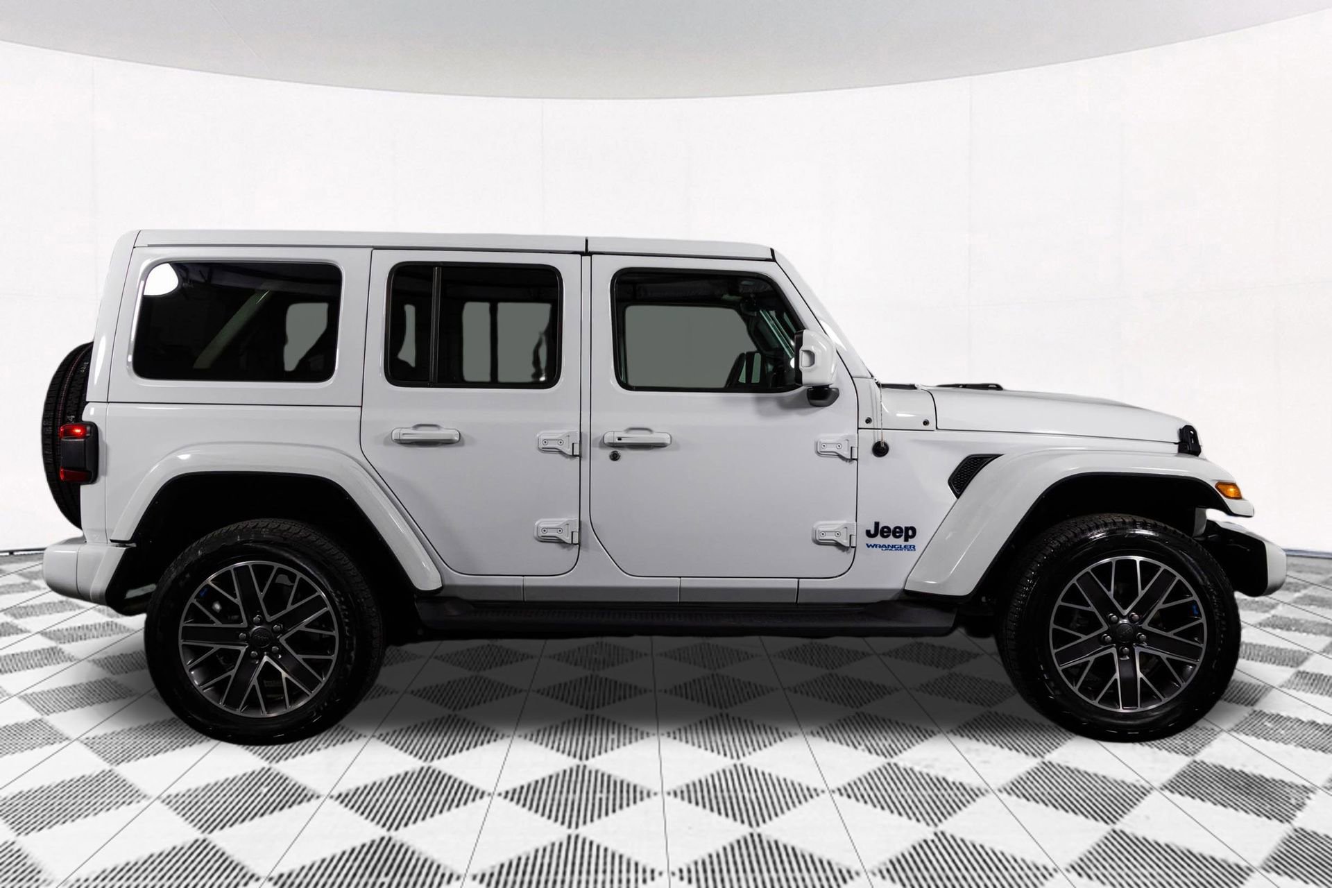 Used 2022 Jeep Wrangler Unlimited Sahara AWD/4WD image 17