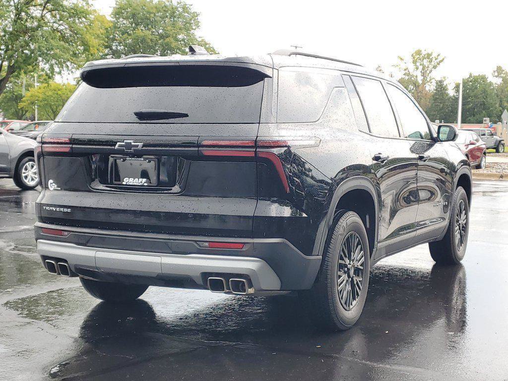 Used 2025 Chevrolet Traverse LT w/ Driver Confidence Package FWD image 3