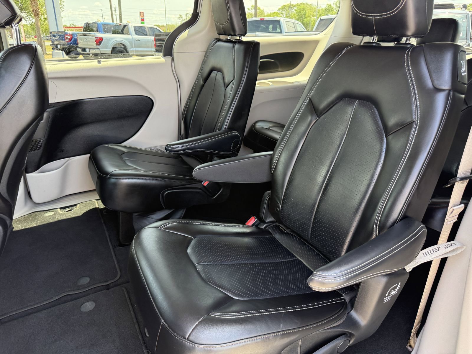 Used 2023 Chrysler Pacifica Touring-L FWD image 18
