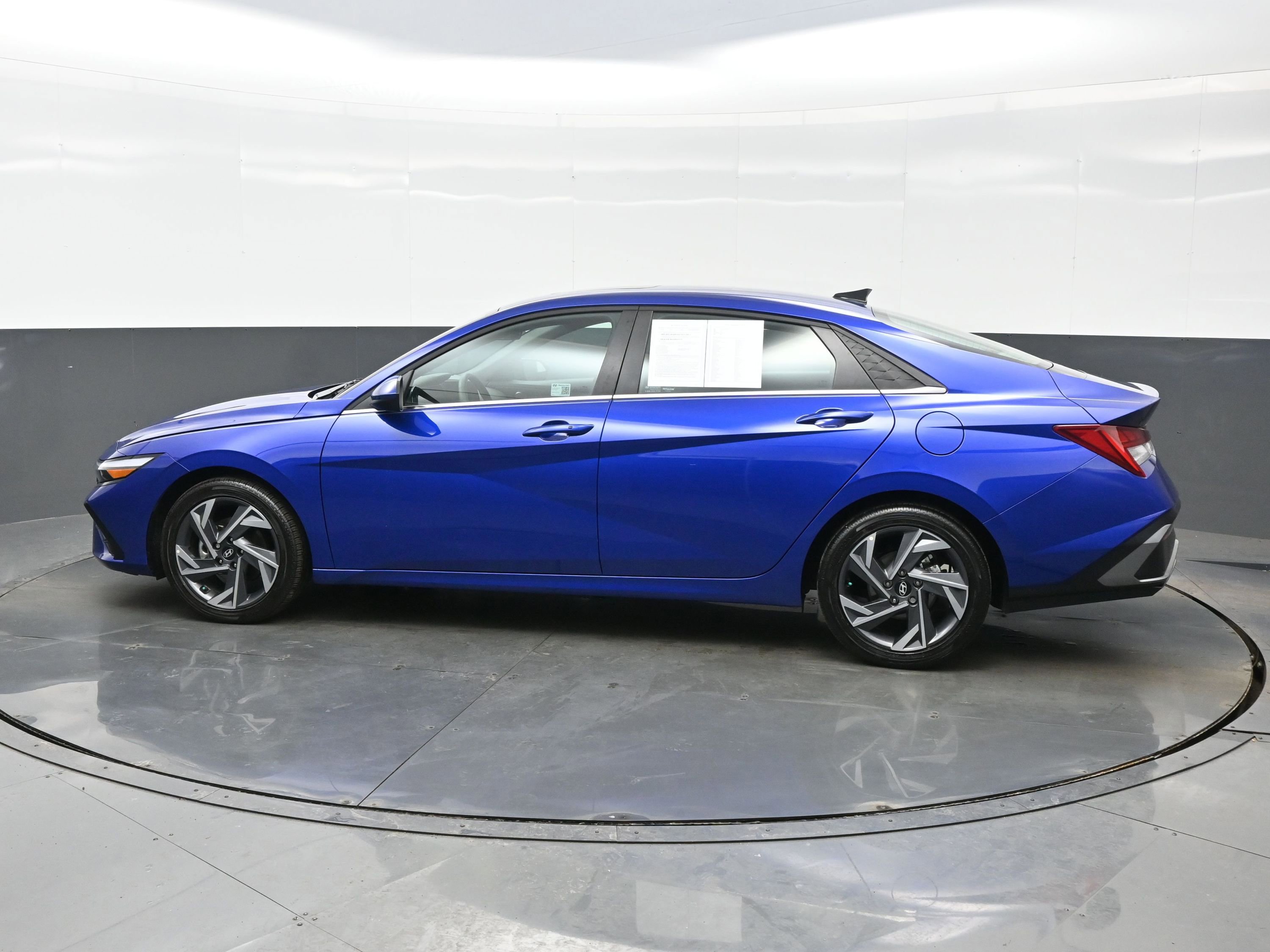 Certified 2025 Hyundai Elantra SEL image 3