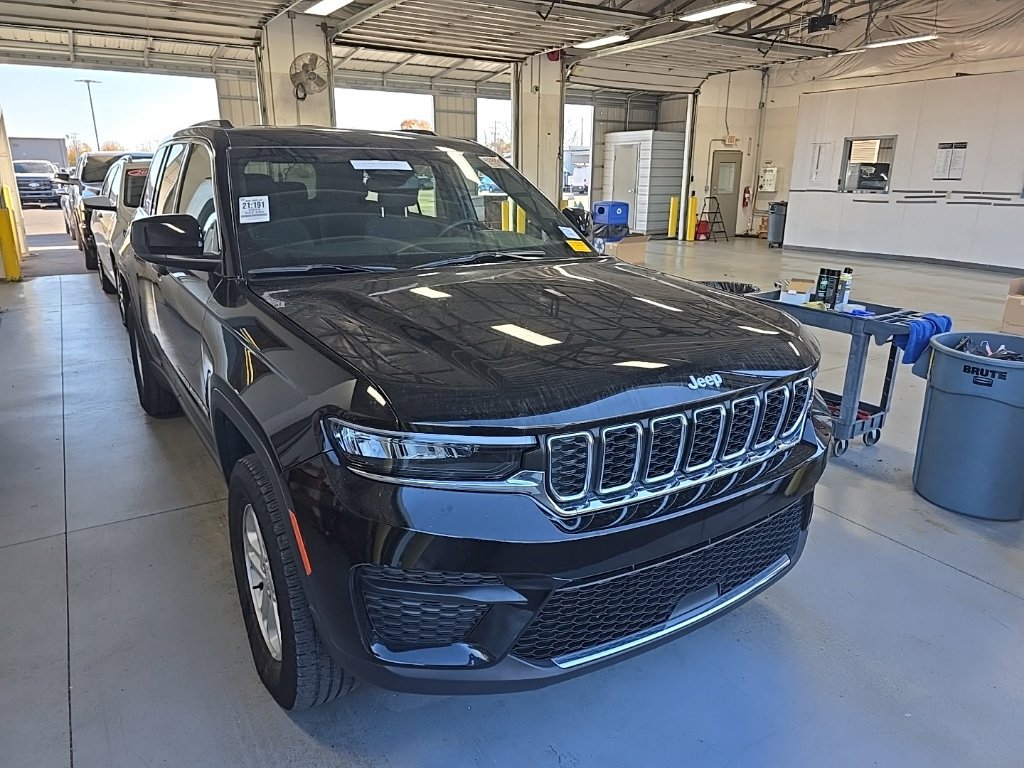 Used 2024 Jeep Grand Cherokee Laredo w/ Luxury Tech Group I AWD/4WD image 1