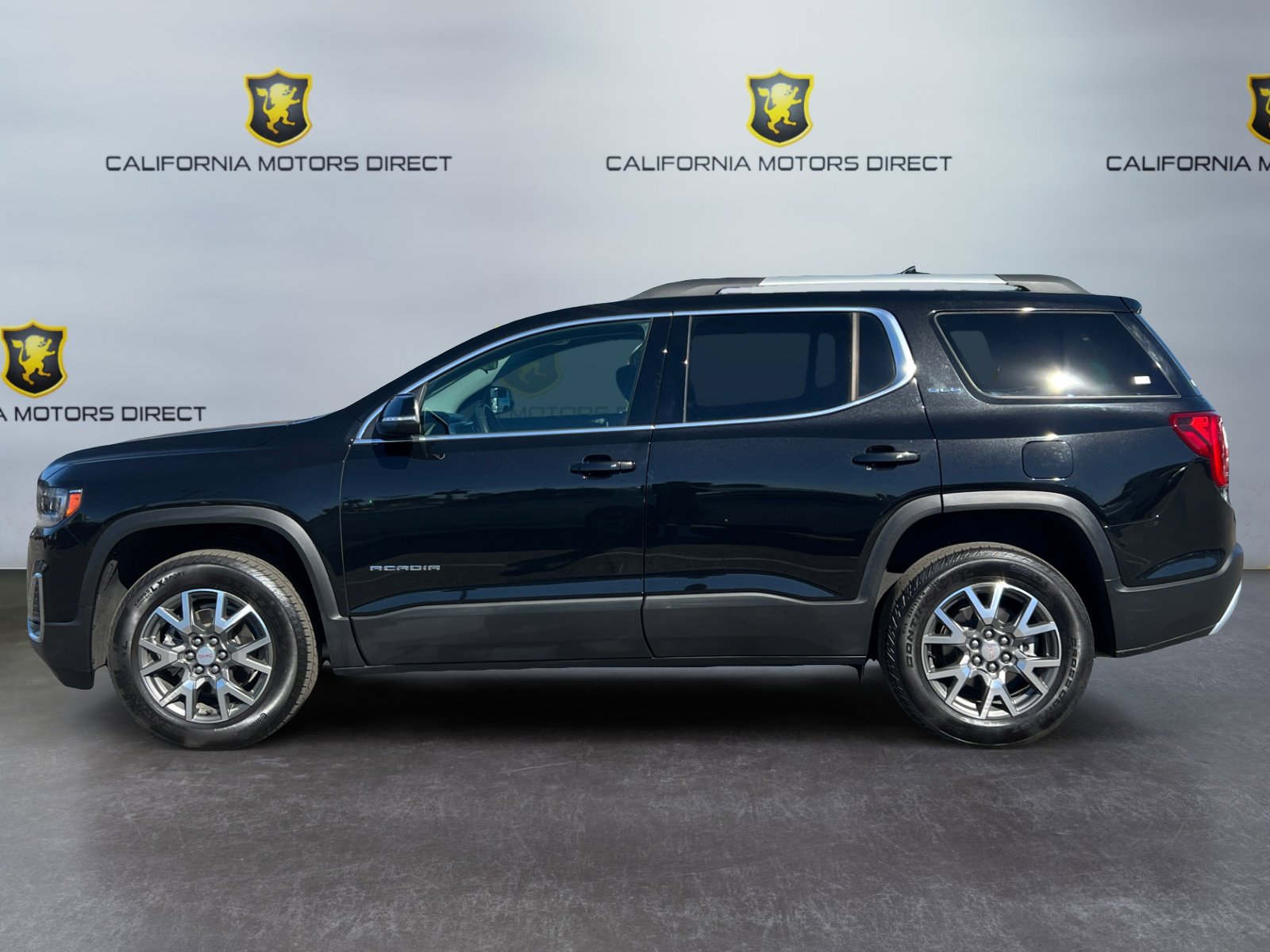 Used 2023 GMC Acadia SLE w/ Driver Convenience Package image 2