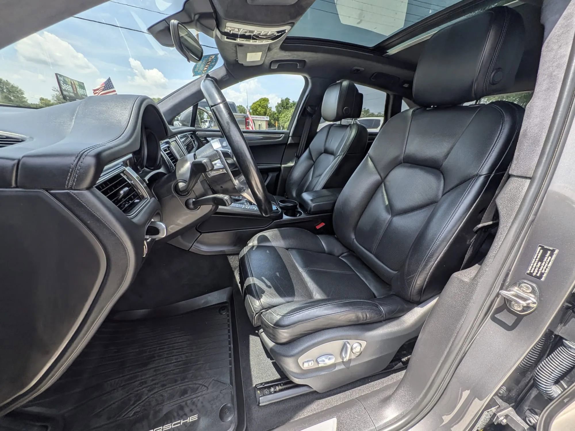 Used 2015 Porsche Macan Turbo AWD/4WD image 14