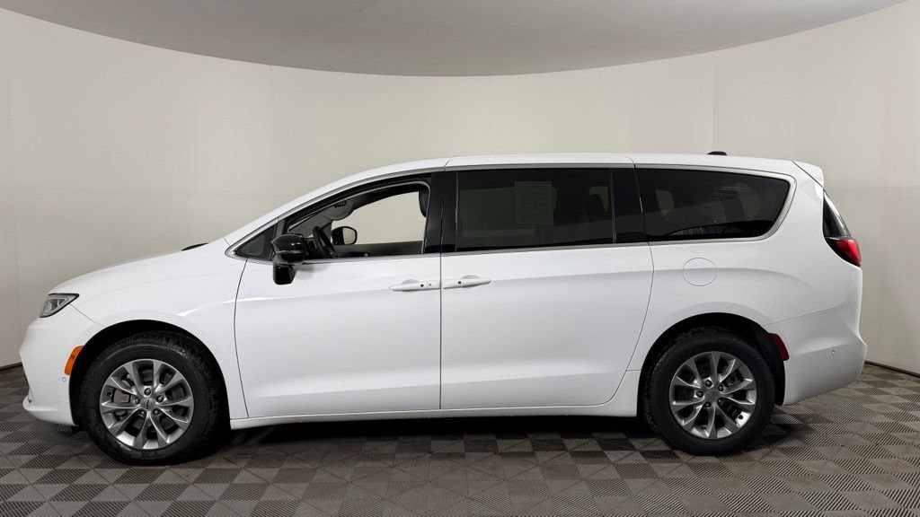 Used 2024 Chrysler Pacifica Touring-L AWD/4WD image 5