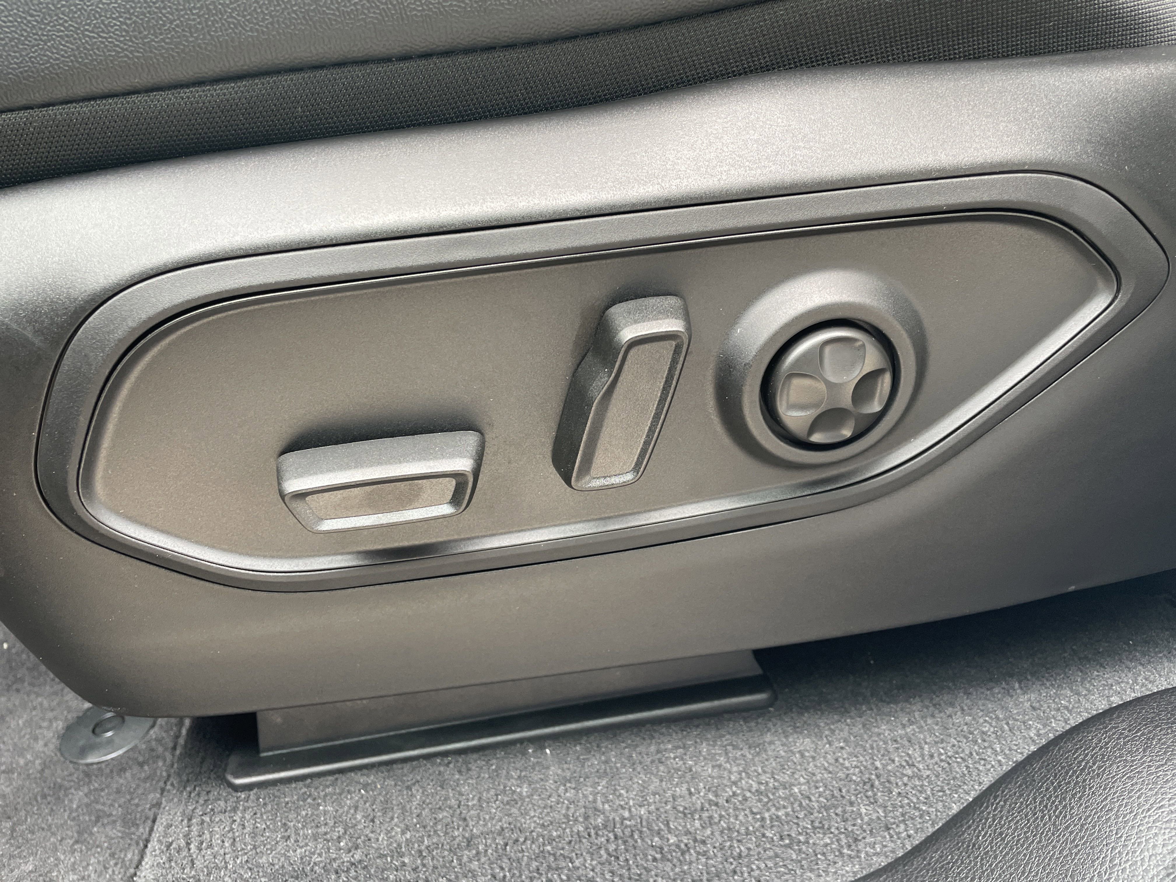 New 2025 Jeep Grand Cherokee Altitude image 11