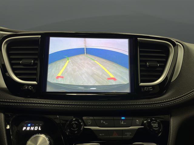 Used 2025 Chrysler Pacifica Limited image 9