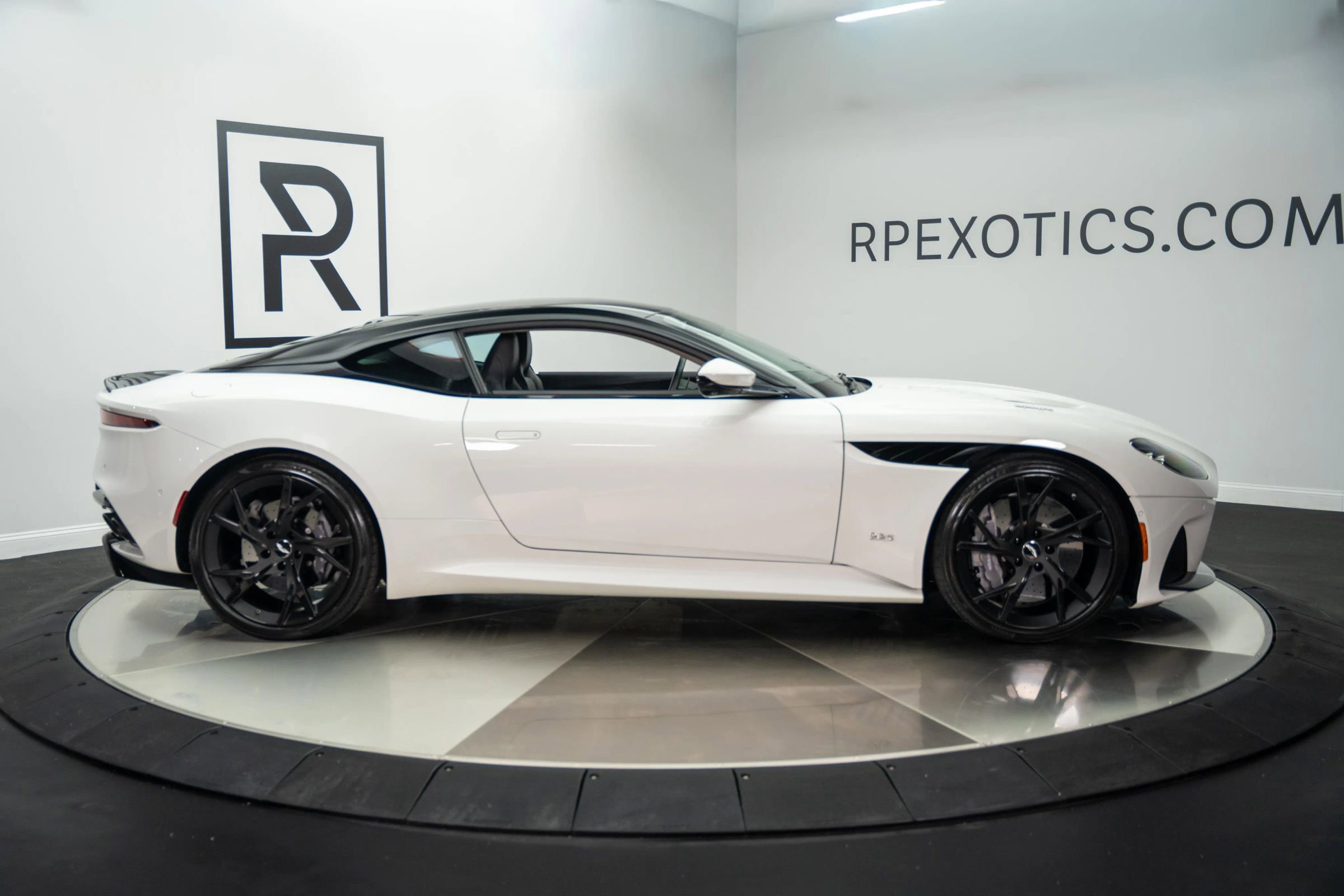 Used 2019 Aston Martin DBS Superleggera image 10