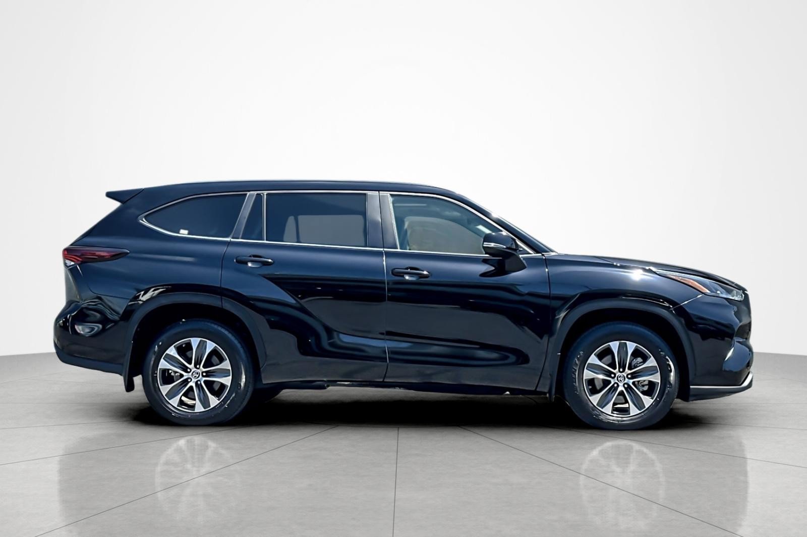 Certified 2024 Toyota Highlander XLE AWD/4WD image 6
