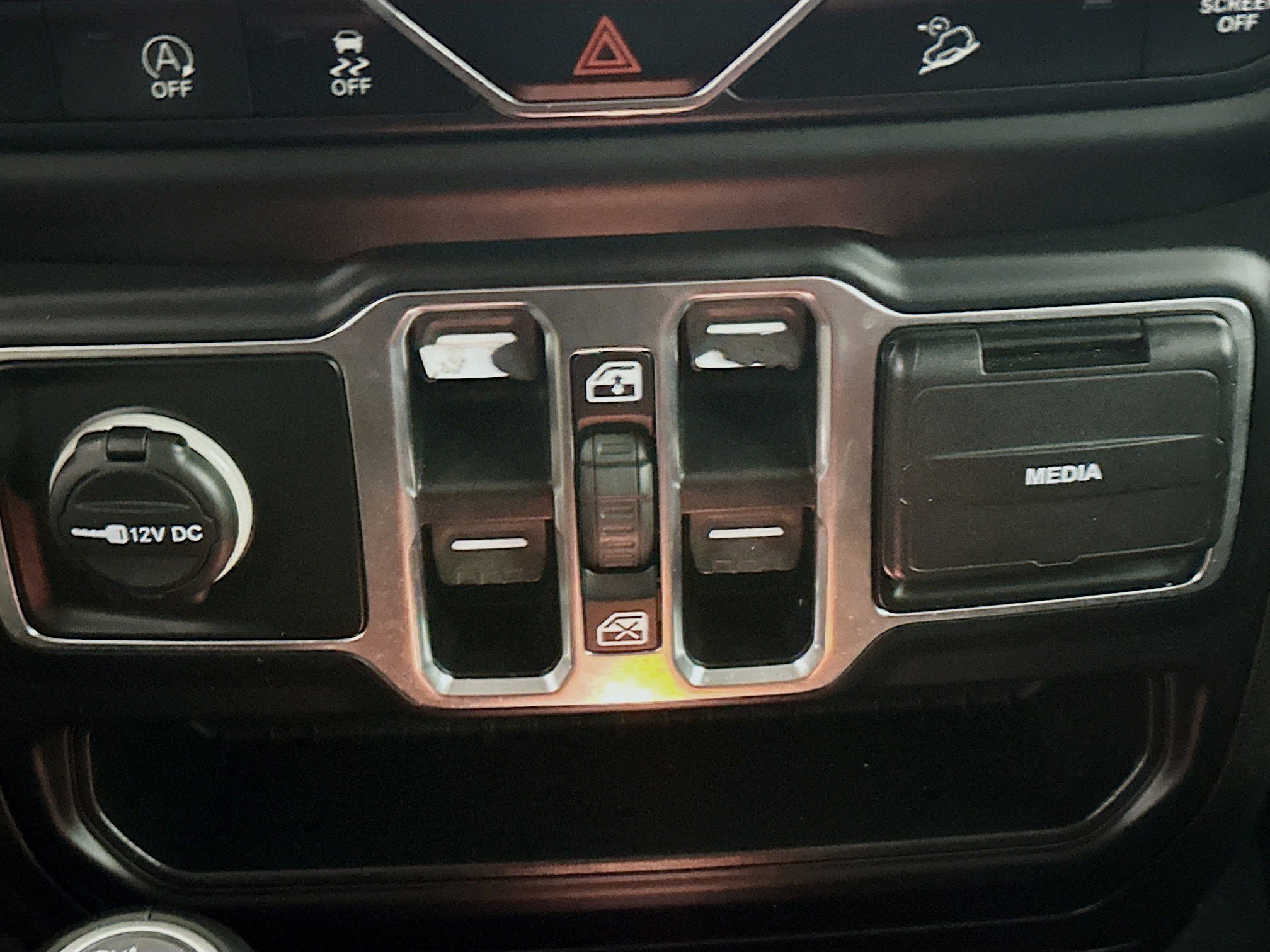 Used 2019 Jeep Wrangler Unlimited Sahara image 25