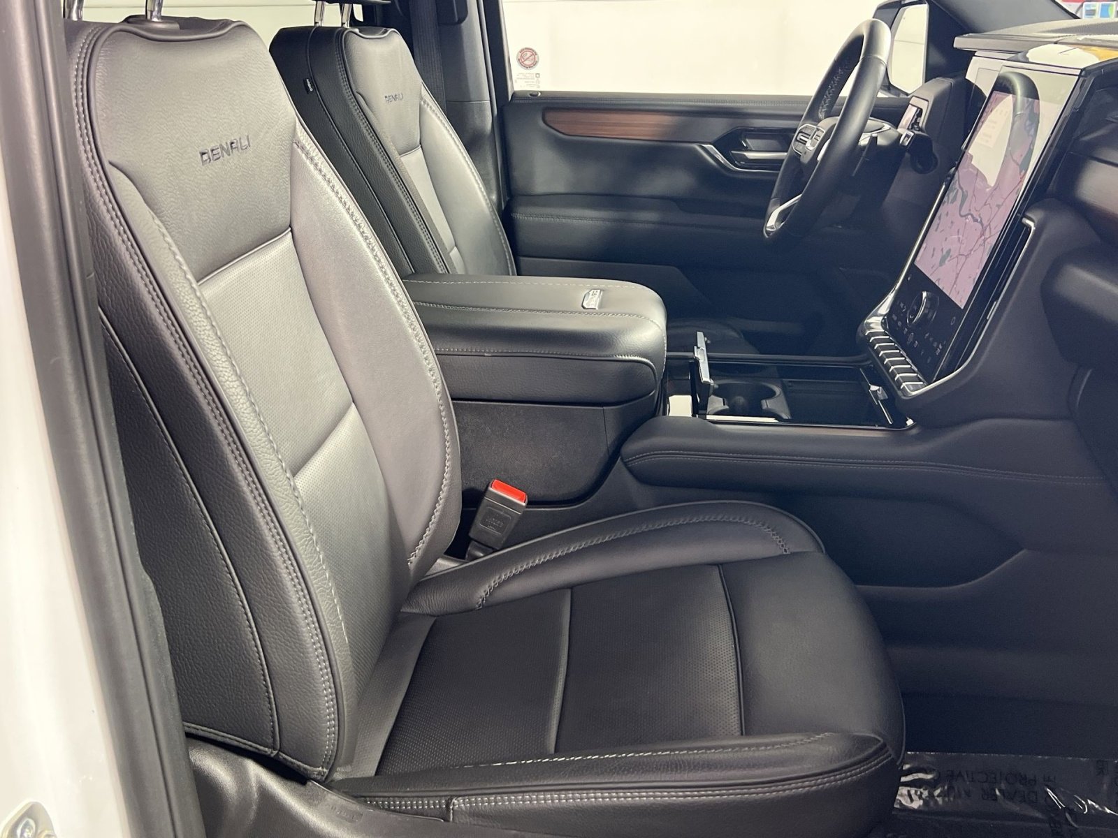 Used 2025 GMC Yukon XL Denali image 28