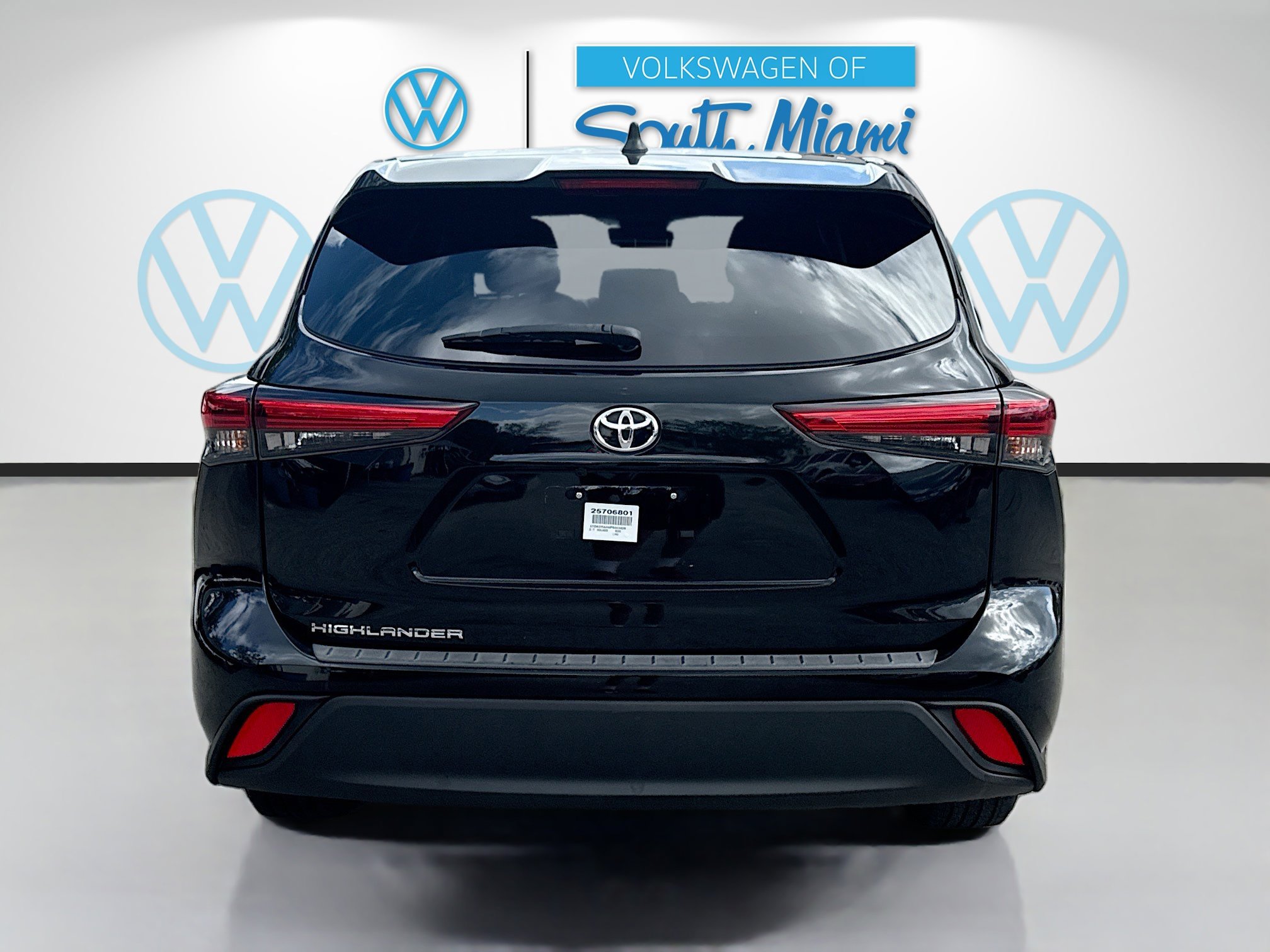 Used 2023 Toyota Highlander L FWD image 6