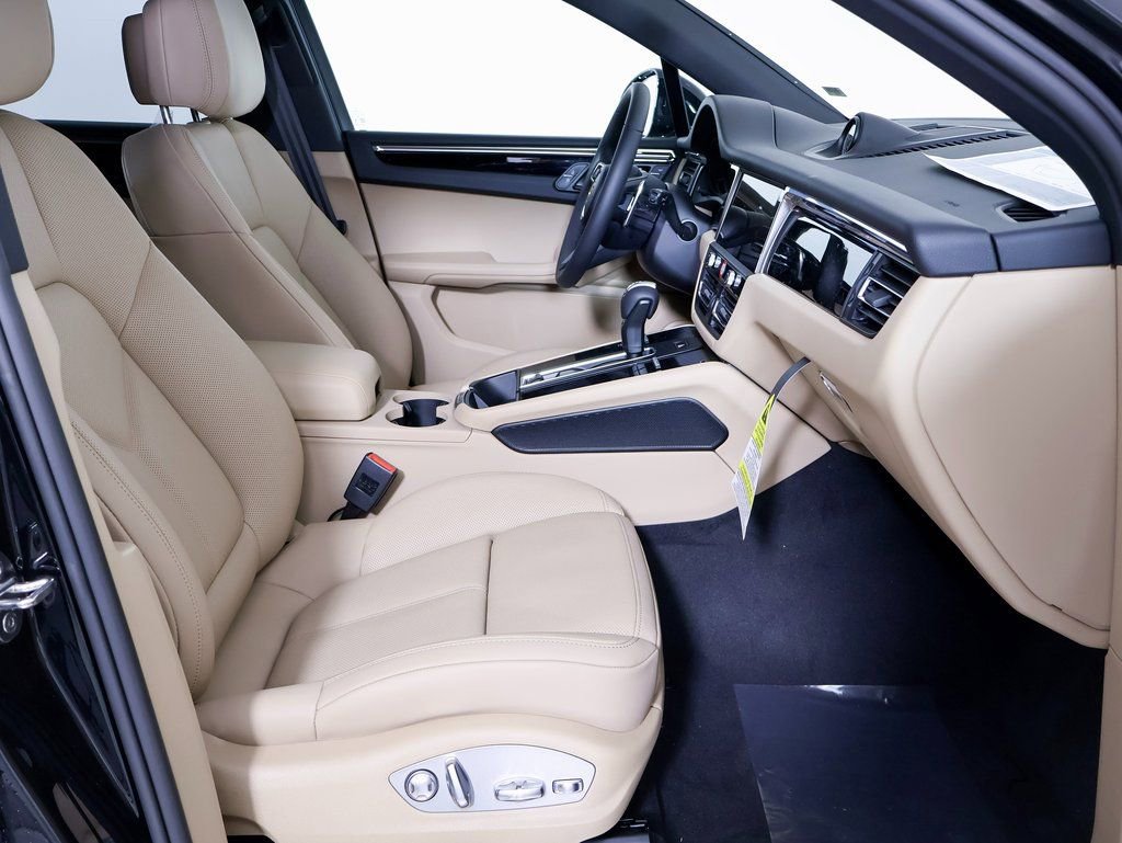 Certified 2025 Porsche Macan image 8