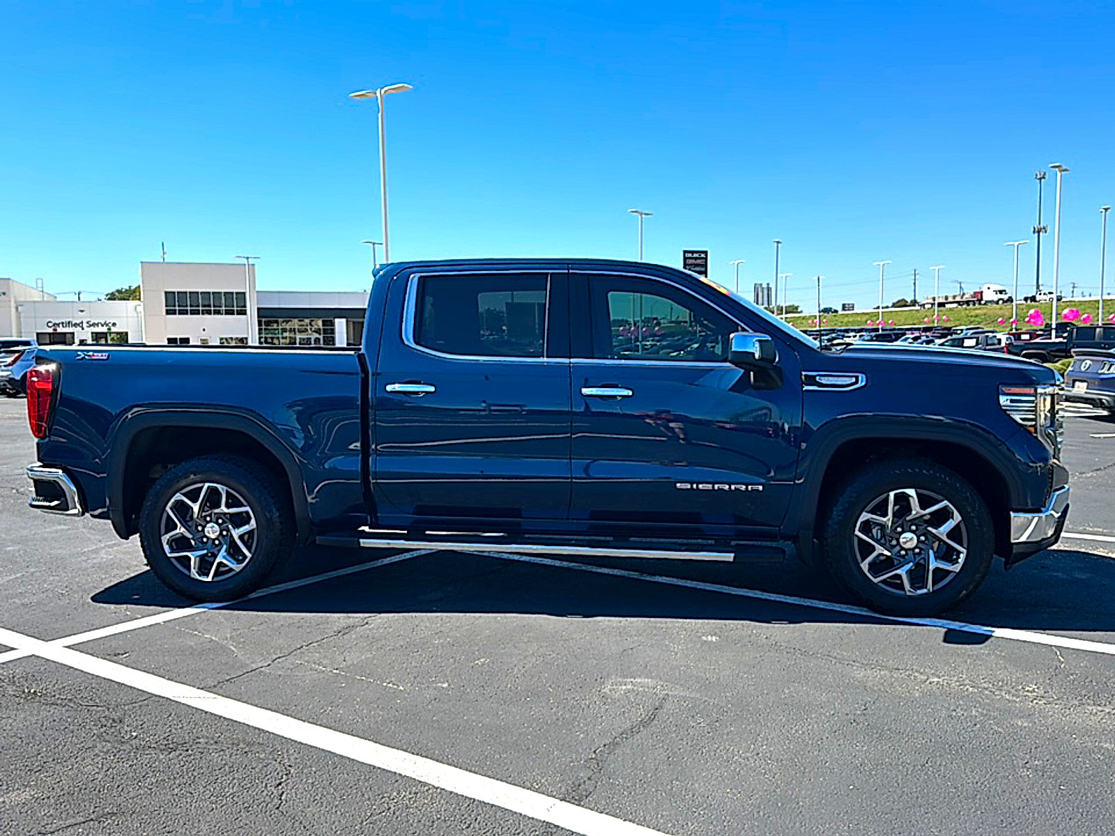 Used 2023 GMC Sierra 1500 SLT AWD/4WD image 9