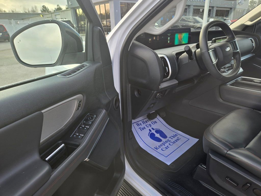 Used 2025 Ford Expedition Active image 6