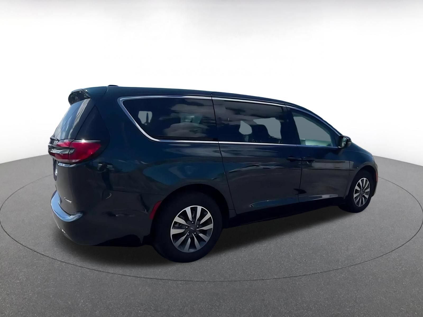Used 2023 Chrysler Pacifica Touring-L FWD image 15