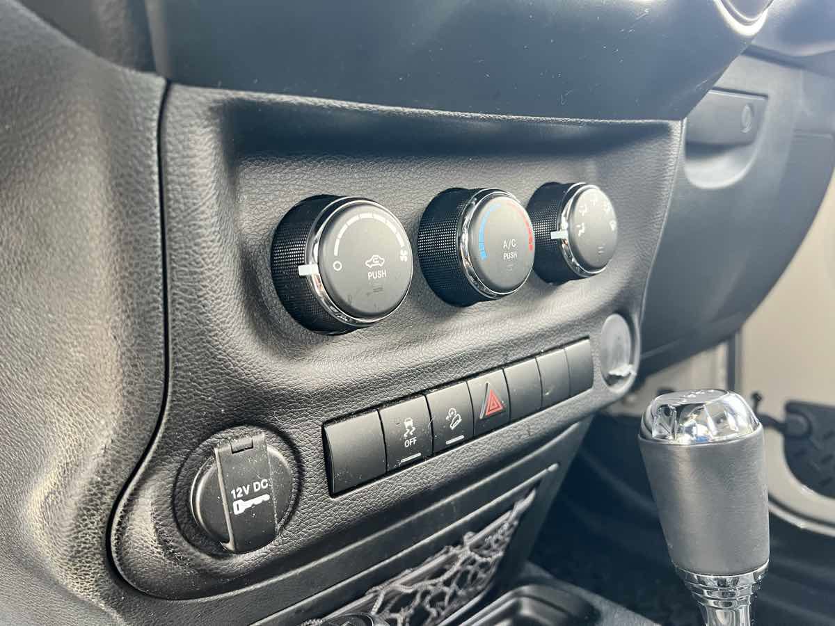 Used 2018 Jeep Wrangler Unlimited Sport w/ Connectivity Group image 15