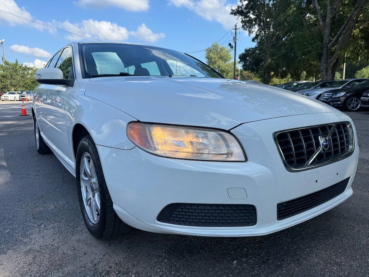 Used 2008 Volvo V70 FWD image 1