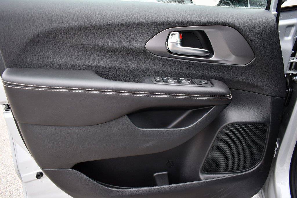 New 2026 Chrysler Voyager LX FWD image 15