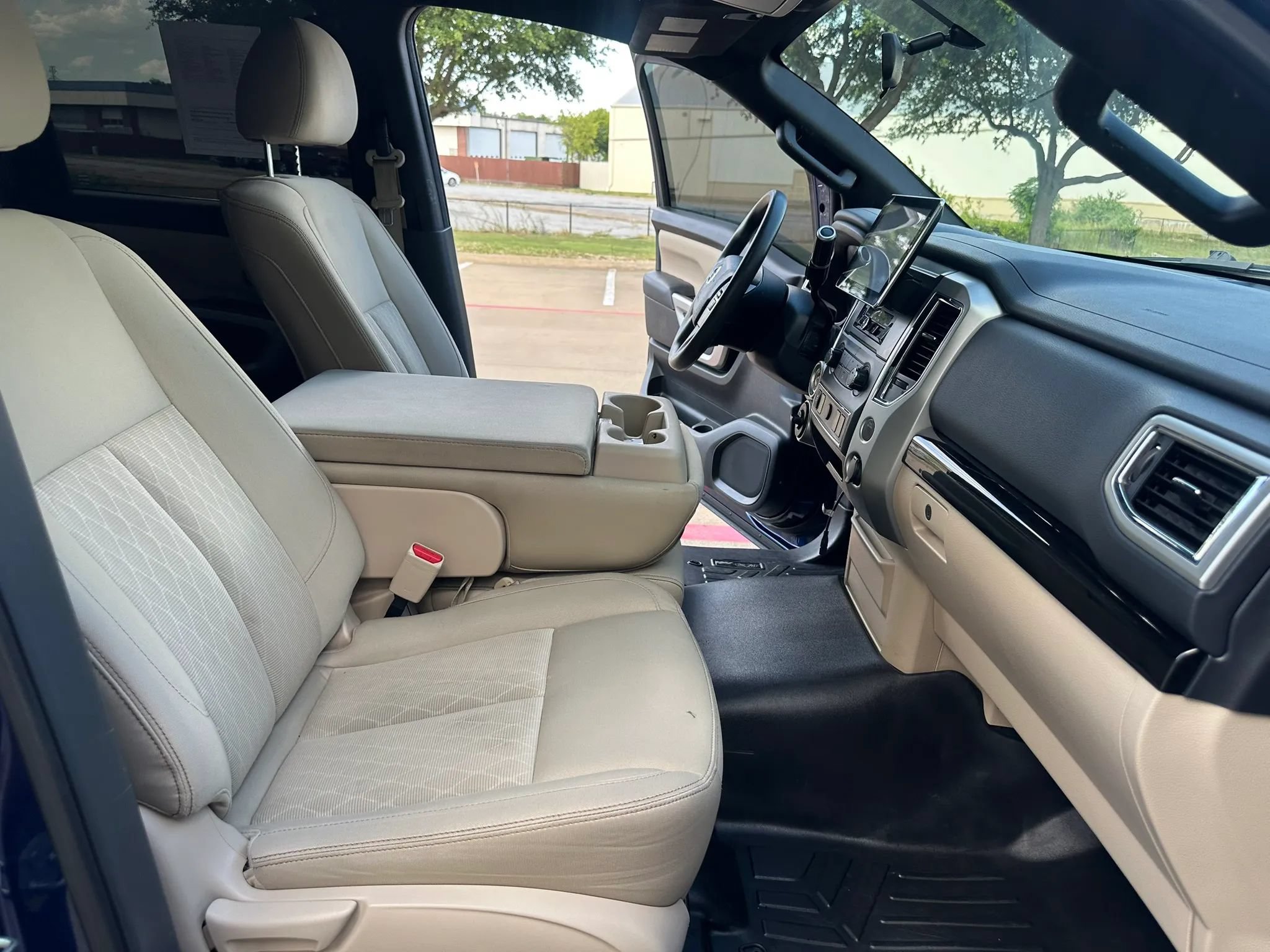 Used 2017 Nissan Titan SV AWD/4WD image 24