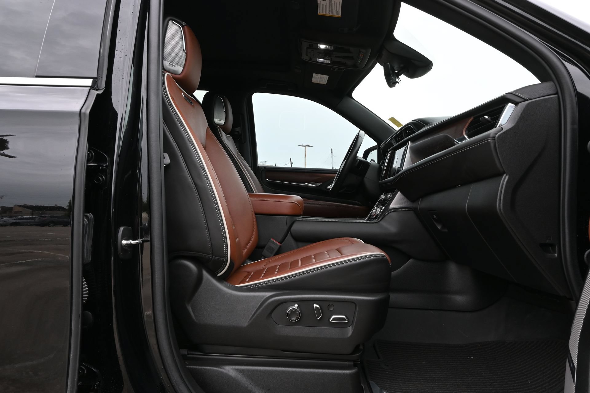 Used 2024 GMC Yukon XL Denali Ultimate AWD/4WD image 24
