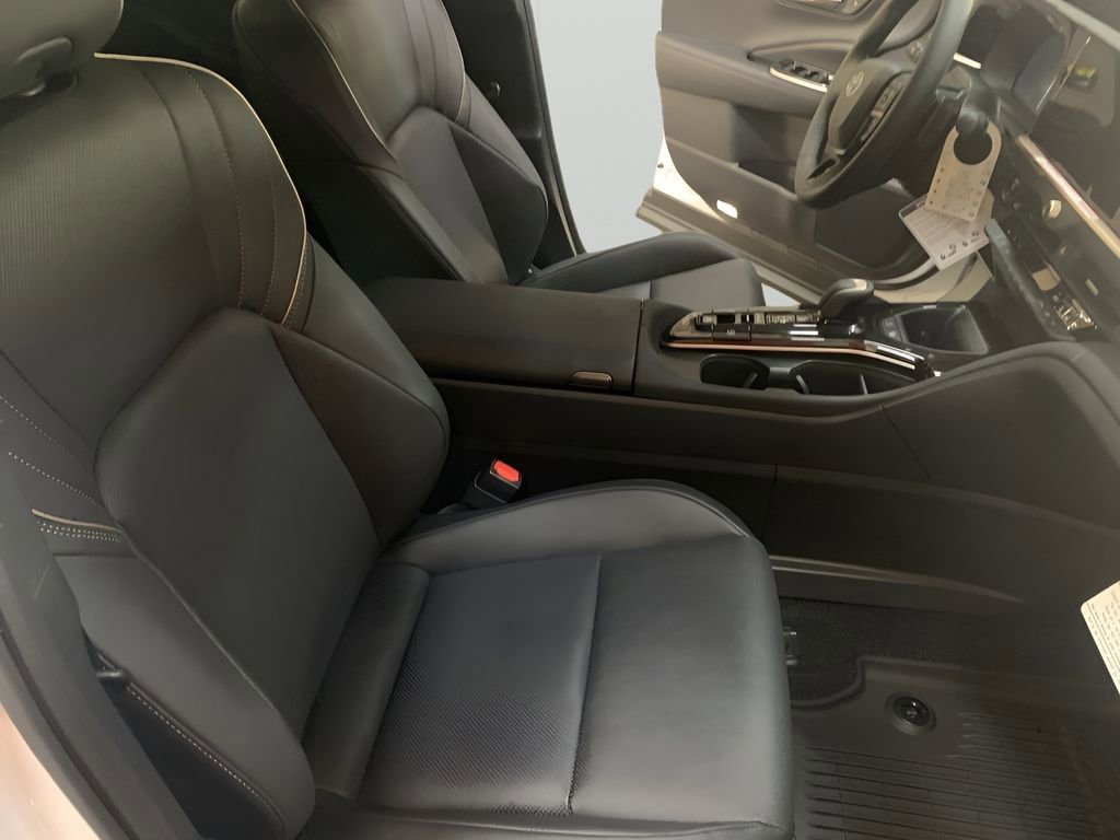 New 2025 Toyota Crown Platinum image 15