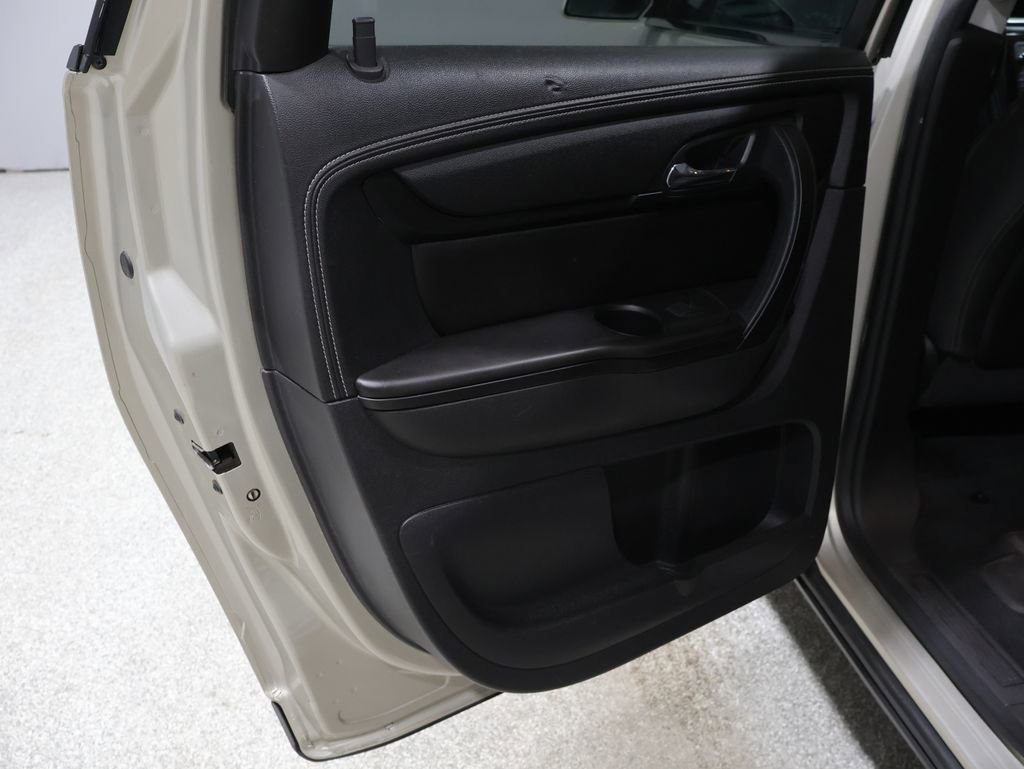 Used 2016 Chevrolet Traverse LT w/ Style and Technology Package image 18