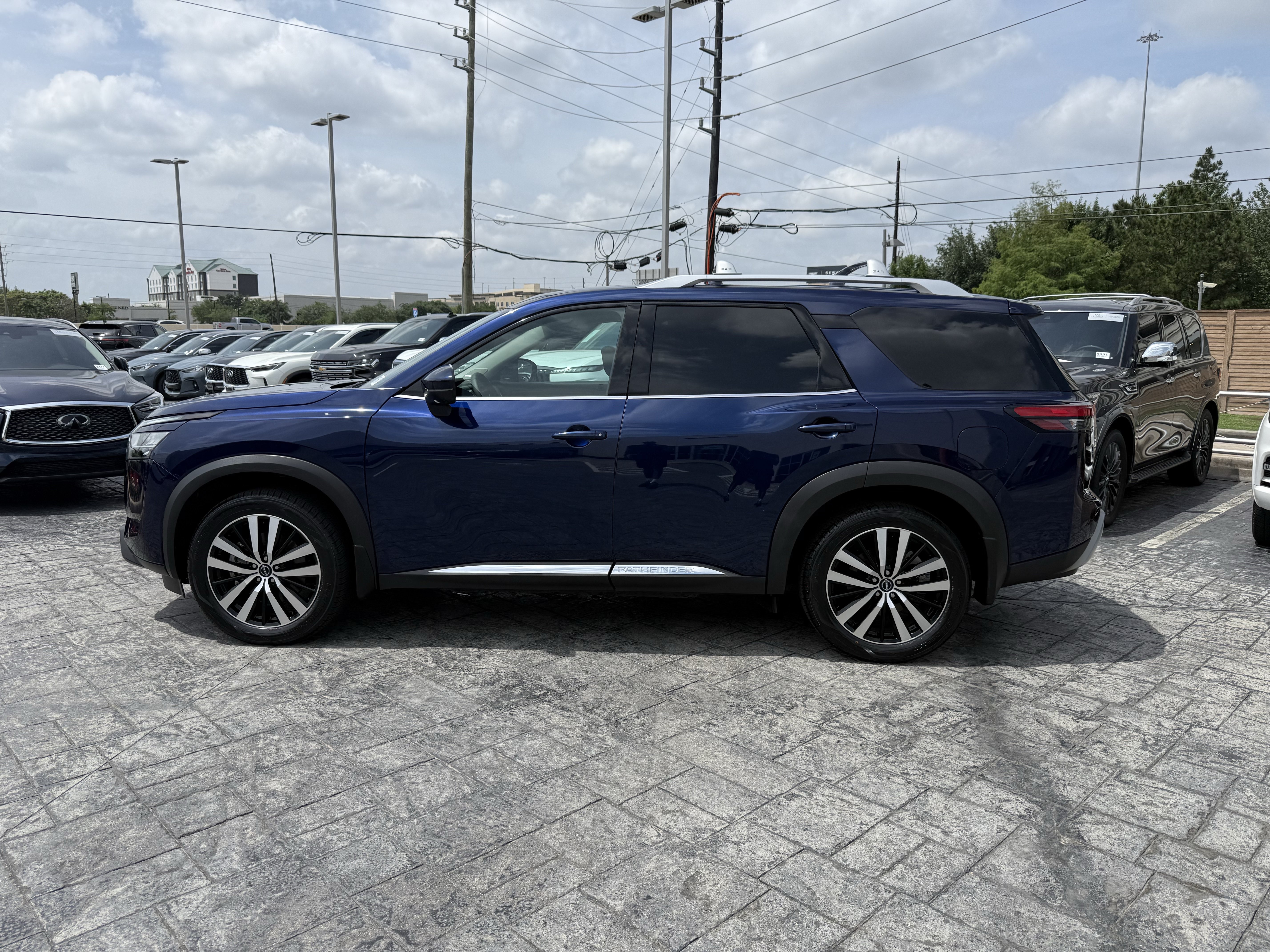 Used 2024 Nissan Pathfinder Platinum w/ Cargo Package FWD image 4