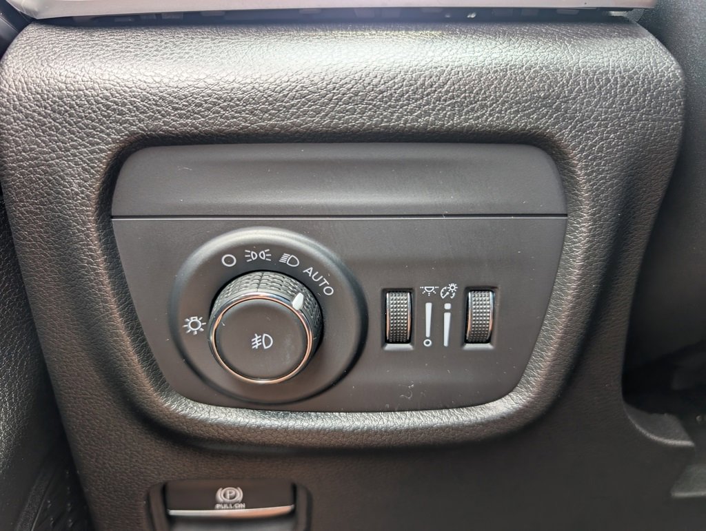 Used 2024 Jeep Grand Cherokee Limited image 35