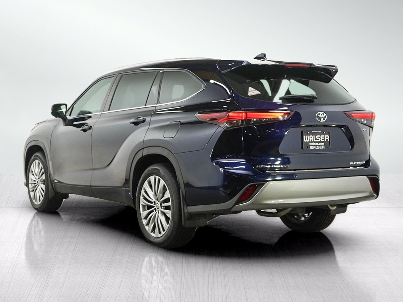Used 2025 Toyota Highlander Platinum AWD/4WD image 3