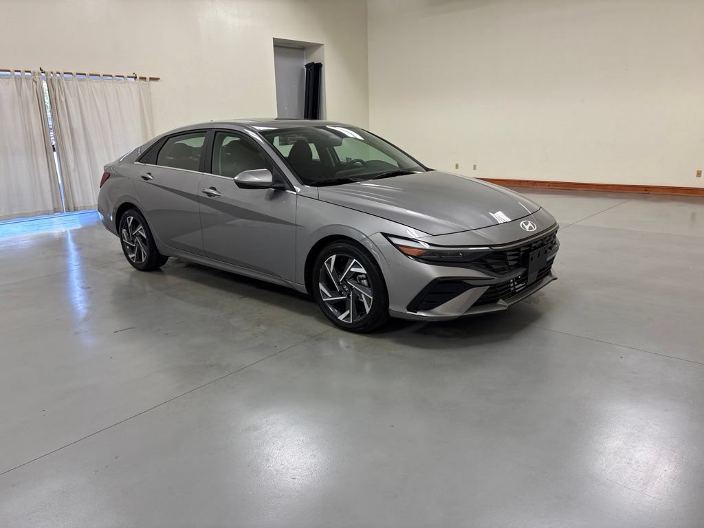 Used 2025 Hyundai Elantra SEL FWD image 2