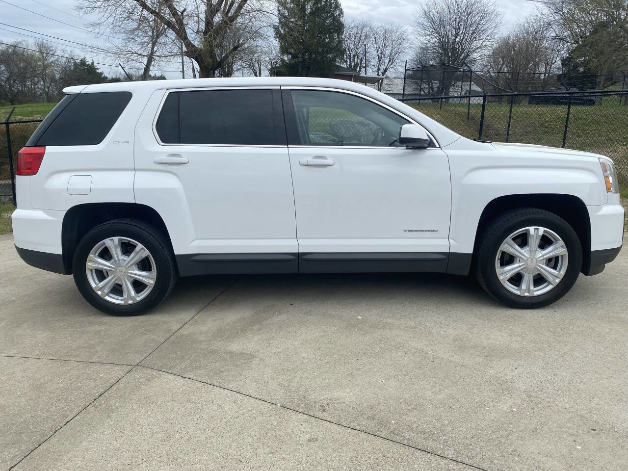 Used 2017 GMC Terrain SLE image 3
