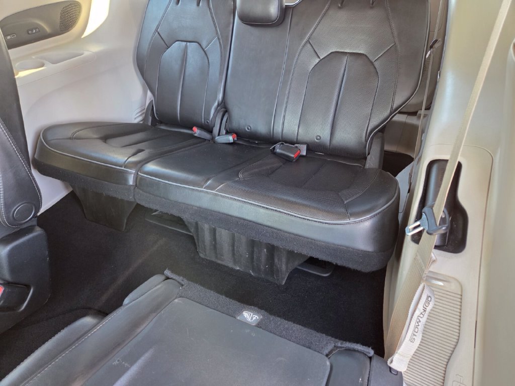 Used 2019 Chrysler Pacifica Limited FWD image 16