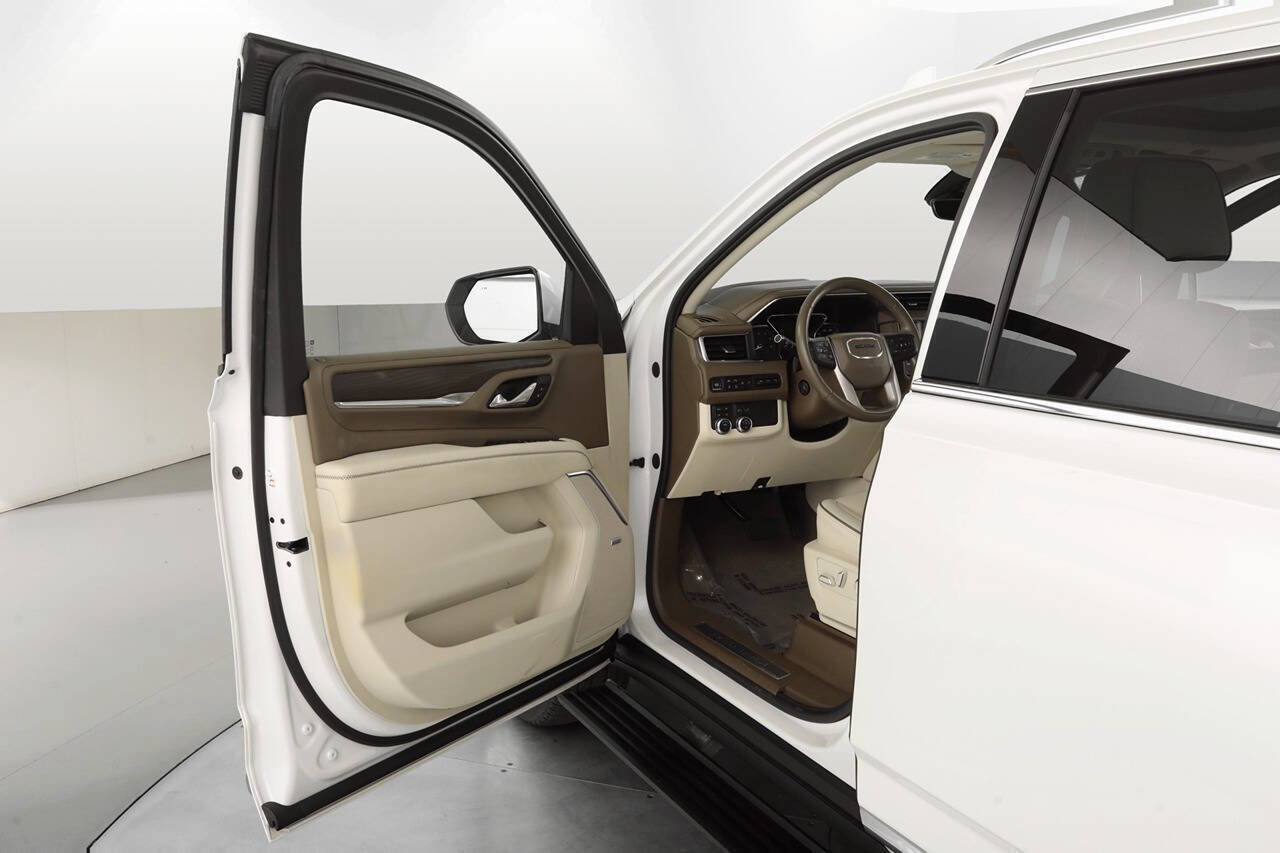 Used 2021 GMC Yukon Denali w/ Denali Premium Package image 10